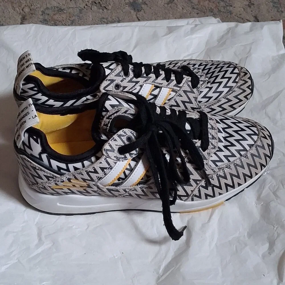 Adidas black / white zigzag pattern men's shoes size 7 yellow lining SHW 675001